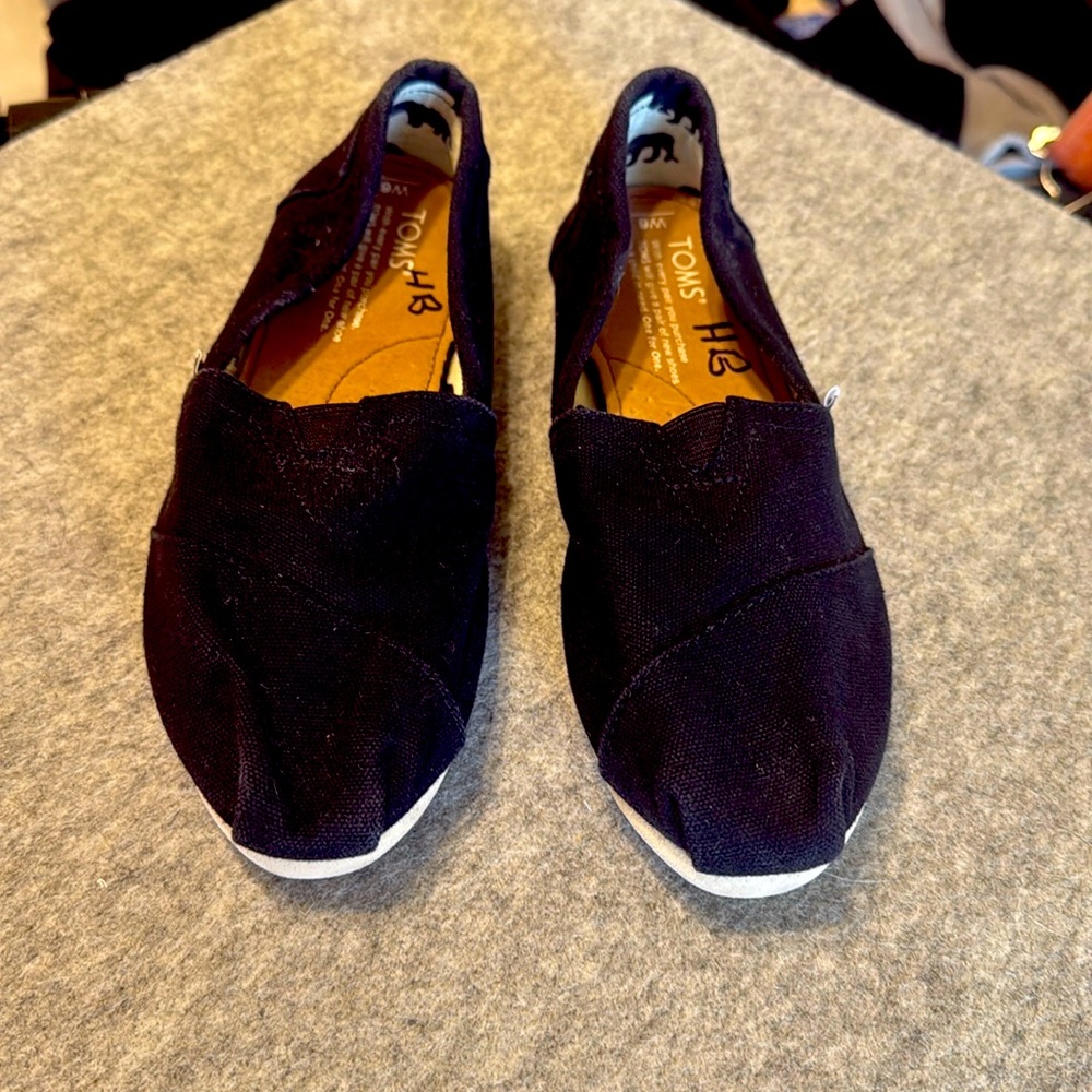 Black, women's Toms Classic Canvas size 6